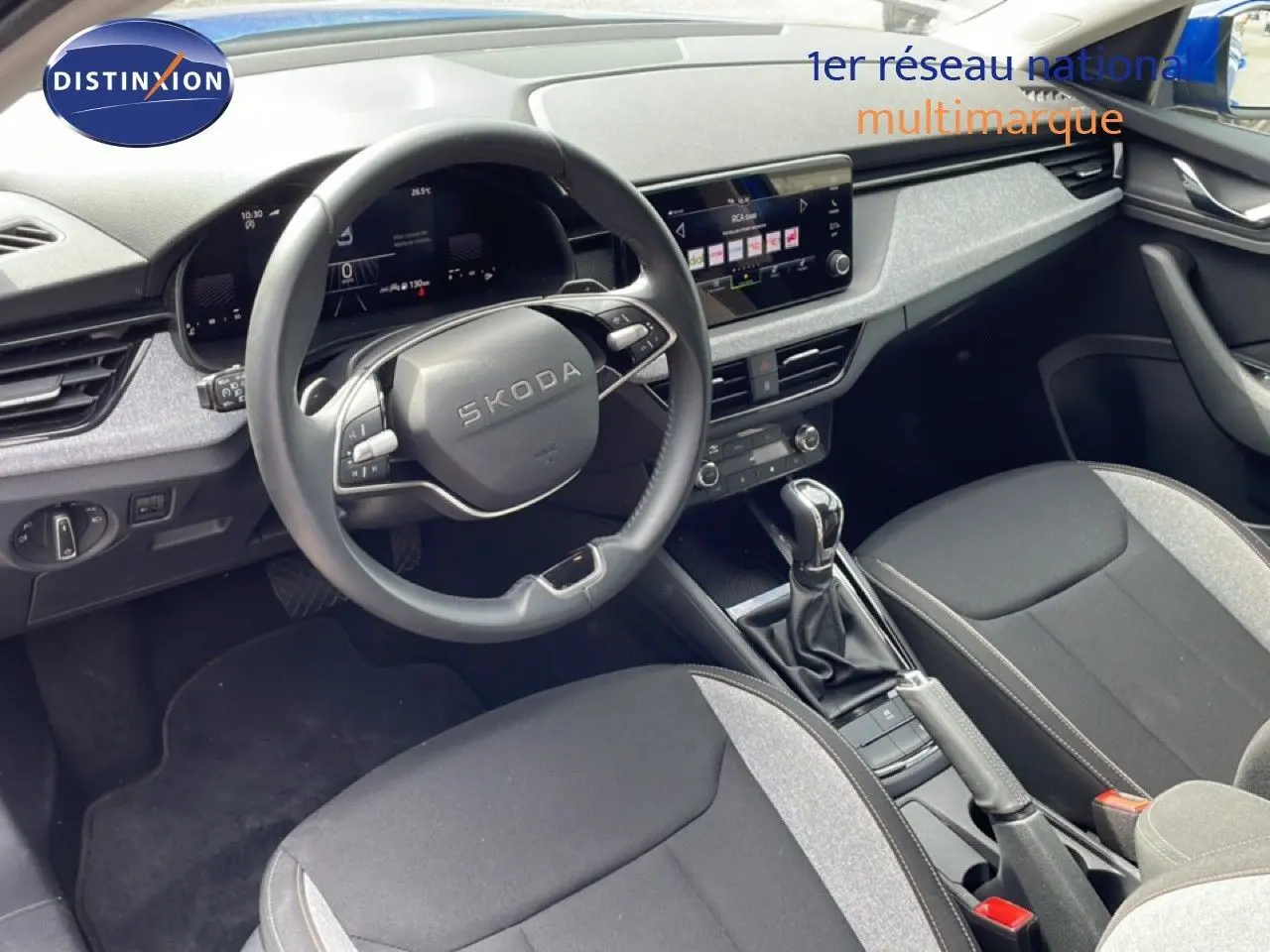 Vue intérieure côté conducteur de la Skoda Scala 2025, volant multifonction et tableau de bord numérique gris et noir.