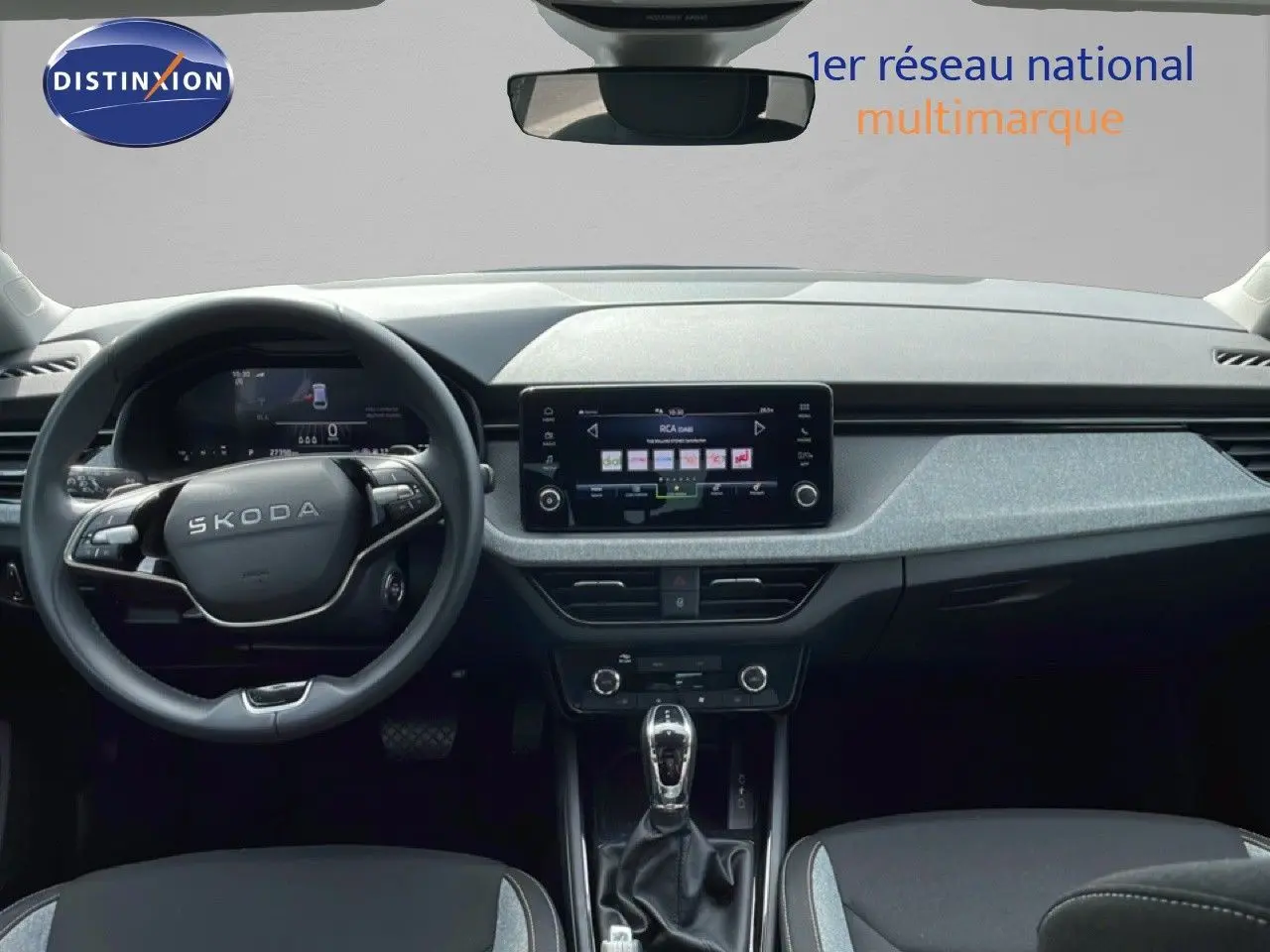 Vue intérieure frontale du tableau de bord de la Skoda Scala 2025 avec volant multifonction et écran tactile central.