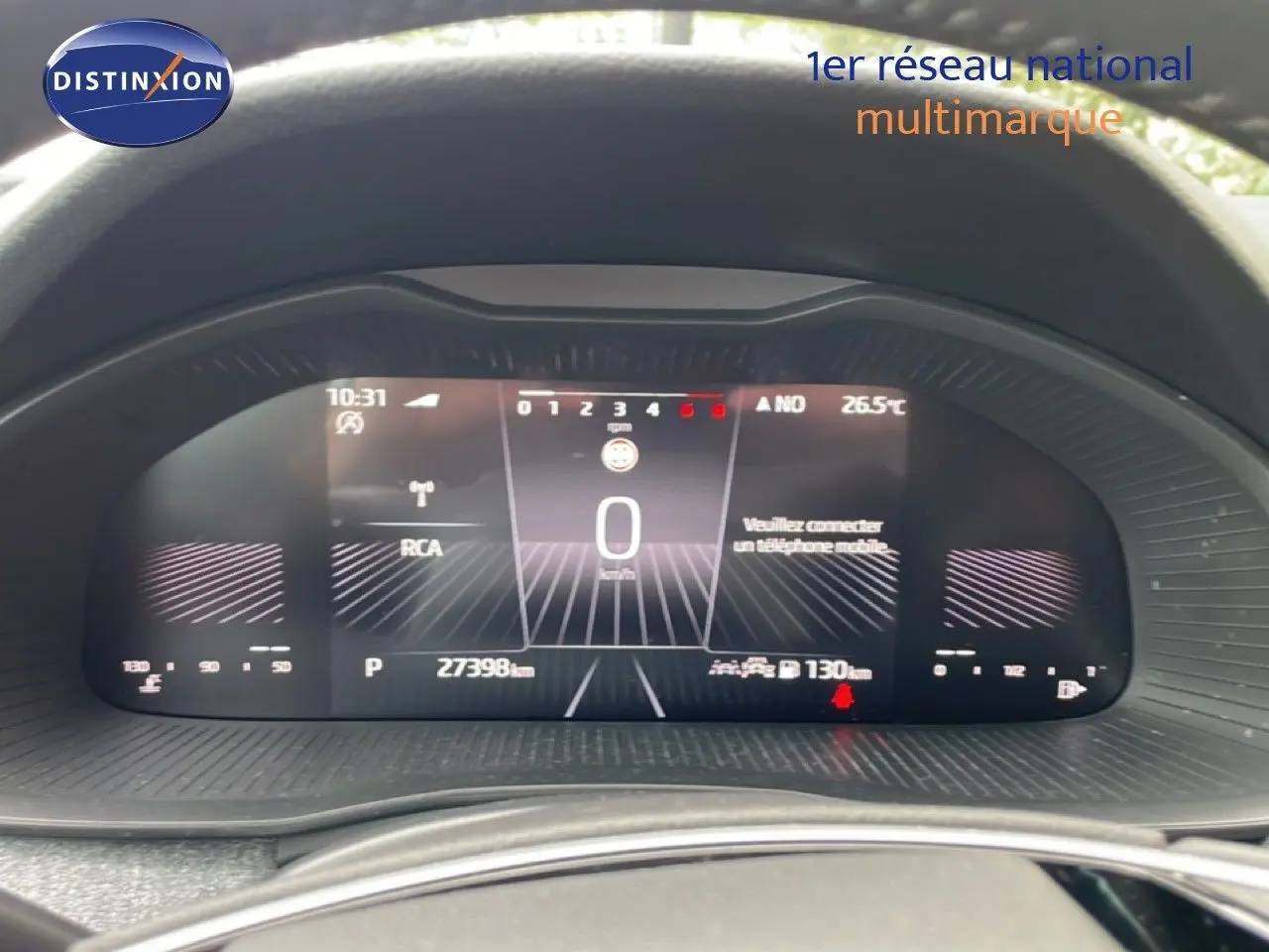 Vue rapprochée du tableau de bord numérique de la Skoda Scala 2025, affichant la vitesse à 0 km/h et l'odomètre à 27 398 km.