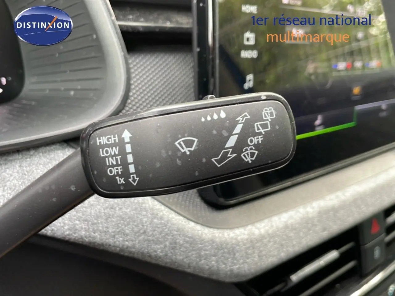 Gros plan sur la commande des essuie-glaces dans l’habitacle d’une Skoda Scala Bleu Racing Metal, tableau de bord gris.