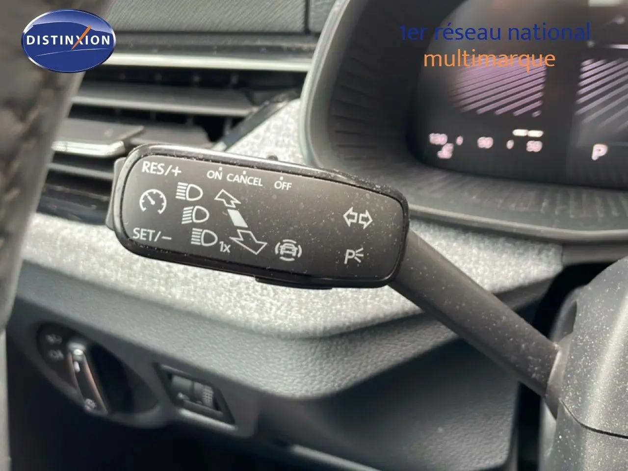 Gros plan sur la commande de régulateur de vitesse dans l’habitacle d’une Skoda Scala 2025, bleu Racing Metal.