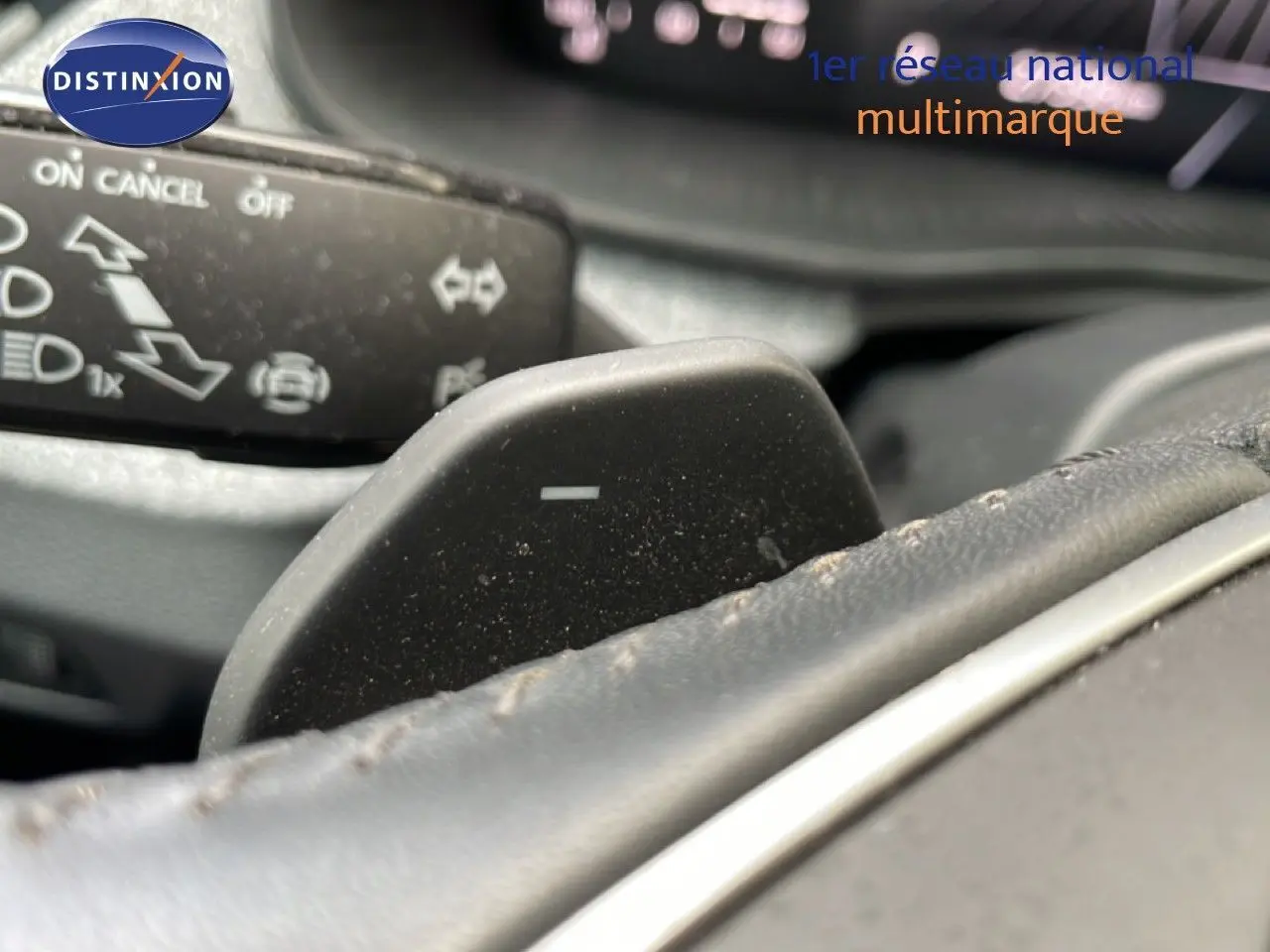 Gros plan sur la palette de changement de vitesse au volant d’une Skoda Scala 2025, intérieur cuir noir.