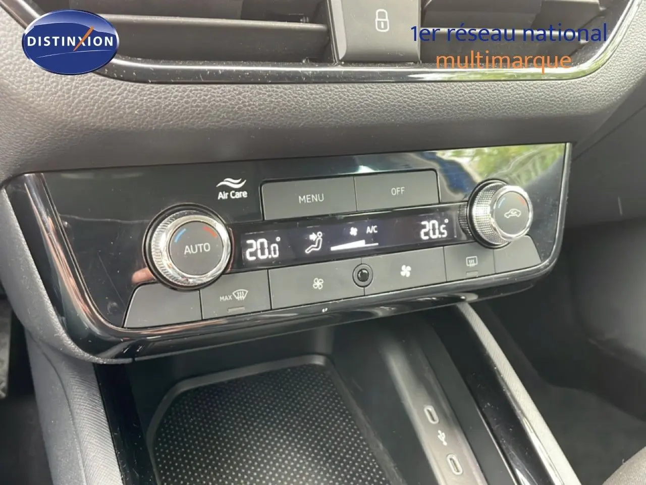 Gros plan sur la console centrale noire brillante du Skoda Scala 2025, mettant en valeur la climatisation digitale.