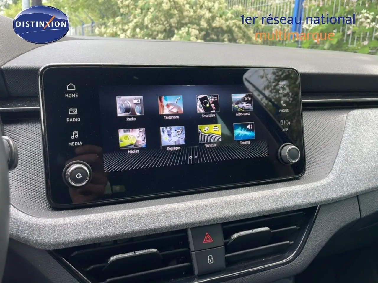 Écran tactile central du tableau de bord de la Skoda Scala 2025, finition gris noir avec commandes multimédia visibles.