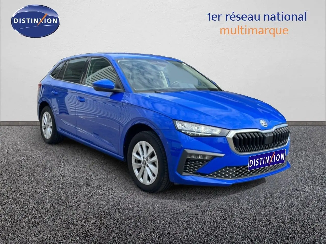 Vue 3/4 avant d'une Skoda Scala 2025 bleu racing metal avec calandre noire et jantes argentées.