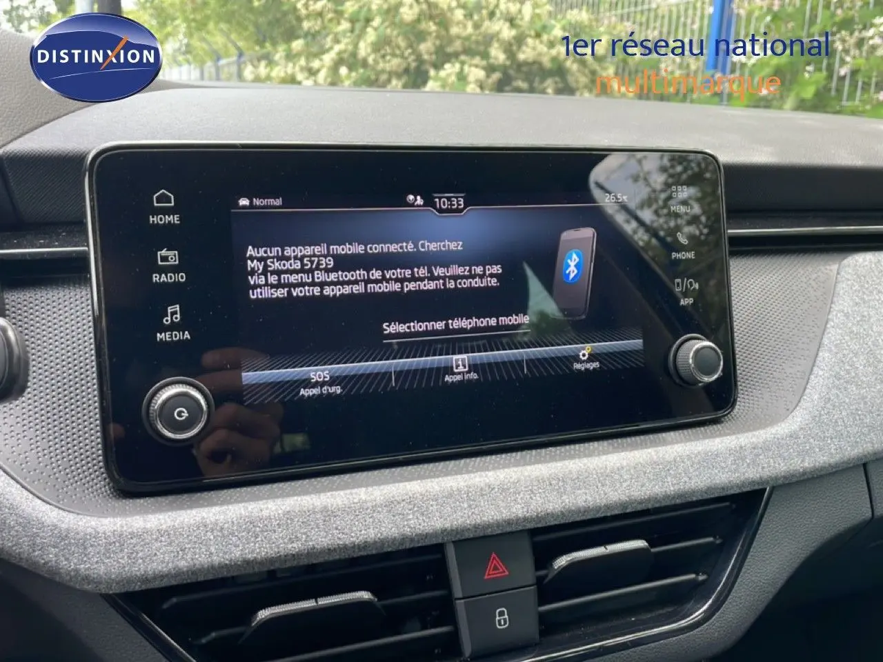 Écran tactile central du tableau de bord de la Skoda Scala 2025, affichant le menu Bluetooth, intérieur gris noir.