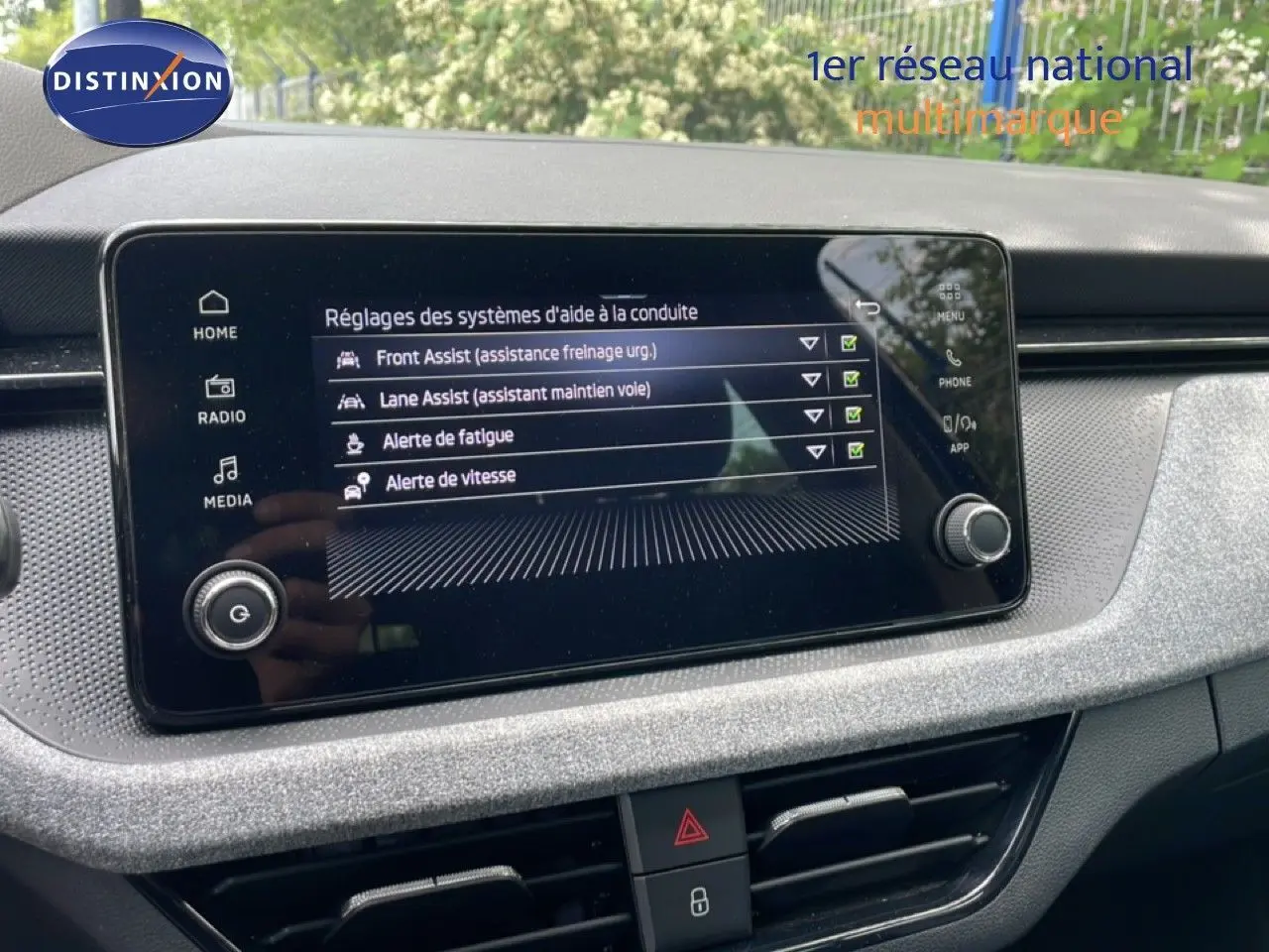 Écran tactile central du tableau de bord de la Skoda Scala 2025 affichant les aides à la conduite.