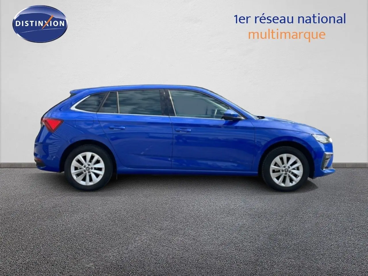 Profil droit d'une Skoda Scala bleu racing métal 2025, avec jantes alliage et vitres teintées sur fond neutre.