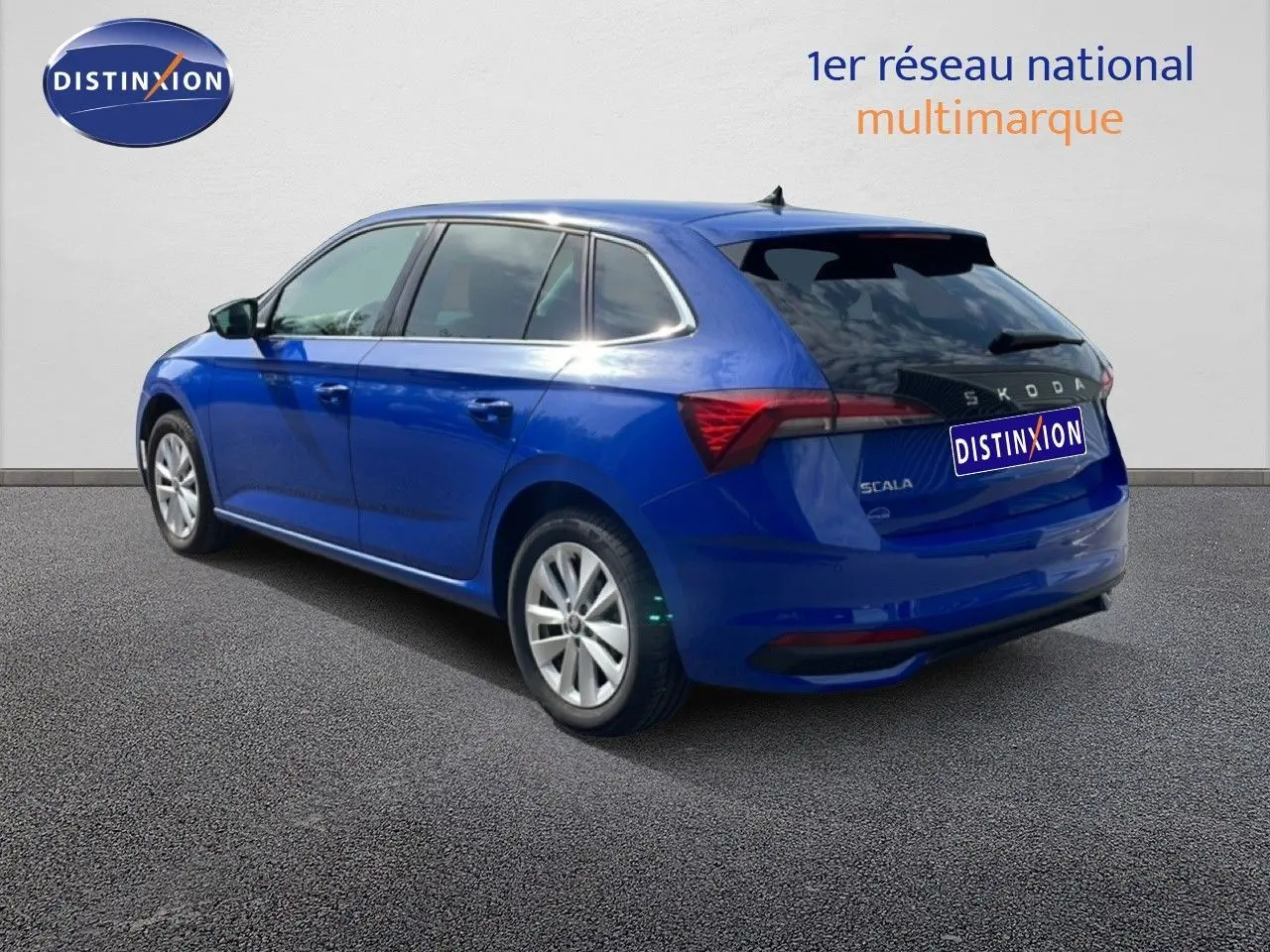 Vue 3/4 arrière droite d'une Skoda Scala bleu racing metal avec jantes alliage et vitres teintées.