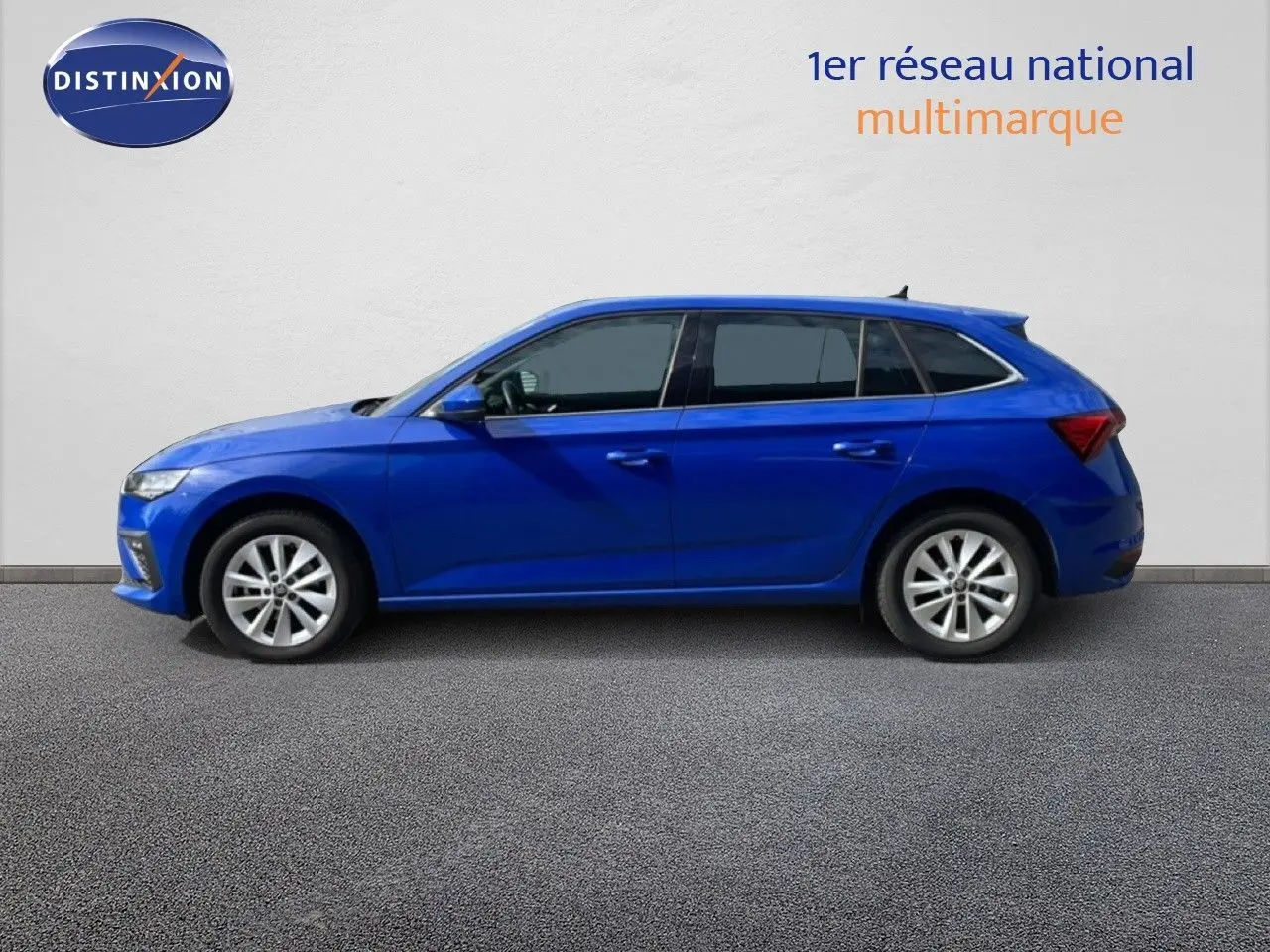 Vue de profil côté gauche d'une Skoda Scala 2025 en bleu racing metal, avec jantes alliage et vitres teintées.
