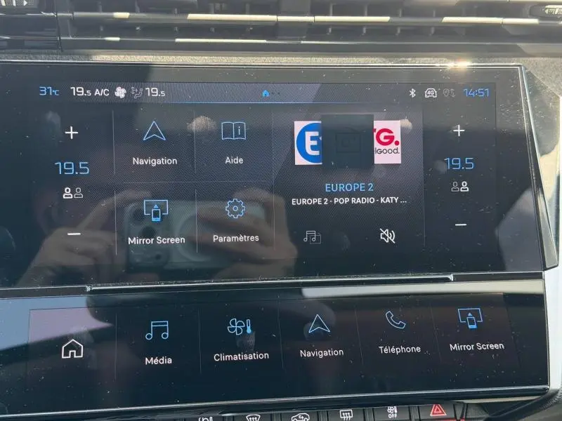 Écran tactile central du Peugeot 308 SW 2025 affichant la climatisation et la navigation, intérieur moderne noir.