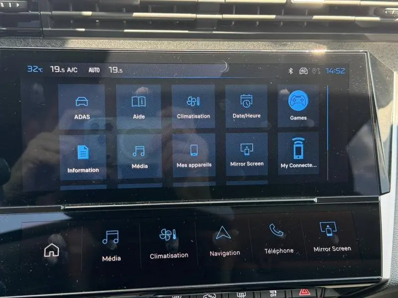 Écran tactile central du tableau de bord du Peugeot 308 SW 1.2 Hybrid 2025 affichant les menus multimédia et climatisation.