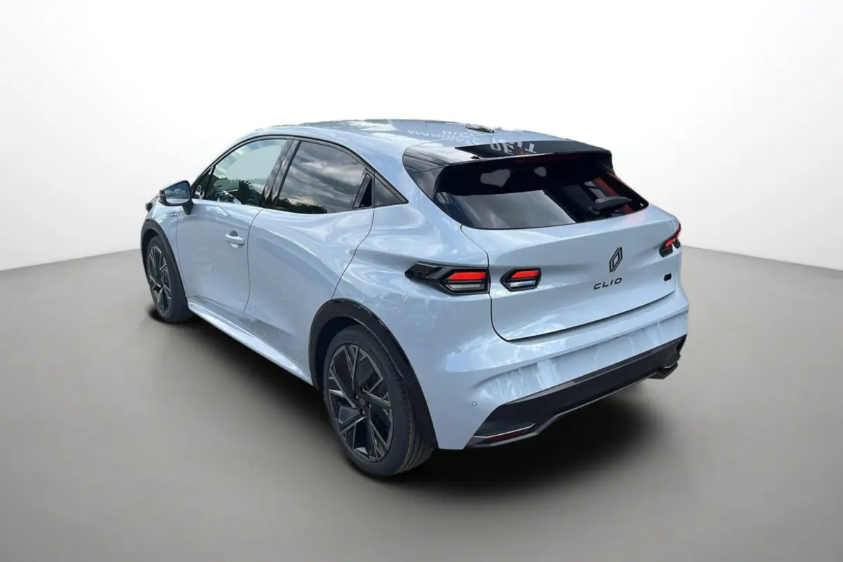 Vue 3/4 arrière droite d'une Renault Clio 6 E-Tech 160 Esprit Alpine gris rafale avec jantes alu 18 pouces.