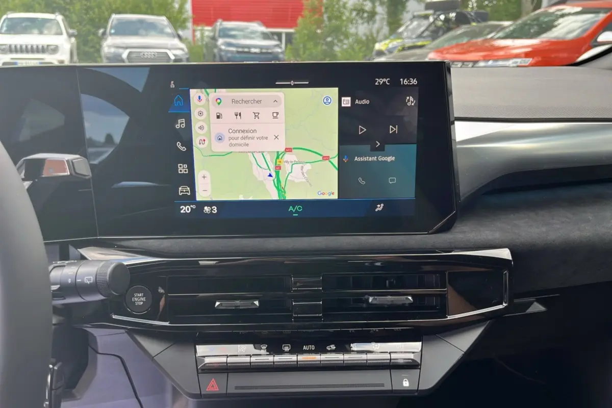 Vue rapprochée de l’écran tactile central avec navigation GPS et commandes multimédia sur Renault Clio Gris Rafale 2026.