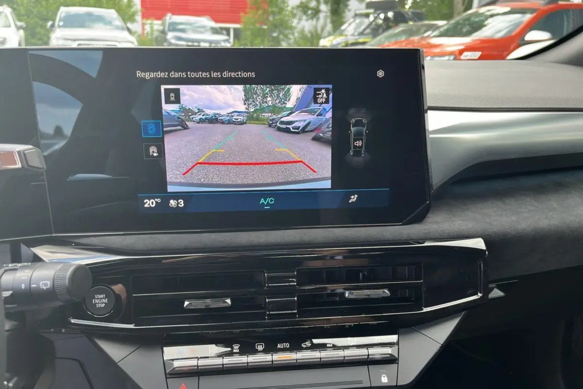 Vue rapprochée de l’écran central affichant la caméra de recul dans l’habitacle moderne de la Renault Clio Gris Rafale 2026.