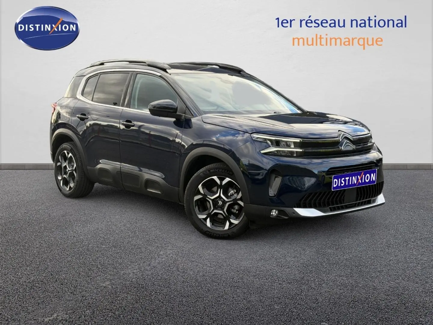 Citroën C5 Aircross Bleu Eclipse en 3/4 avant droit, avec jantes alliage et barres de toit visibles.