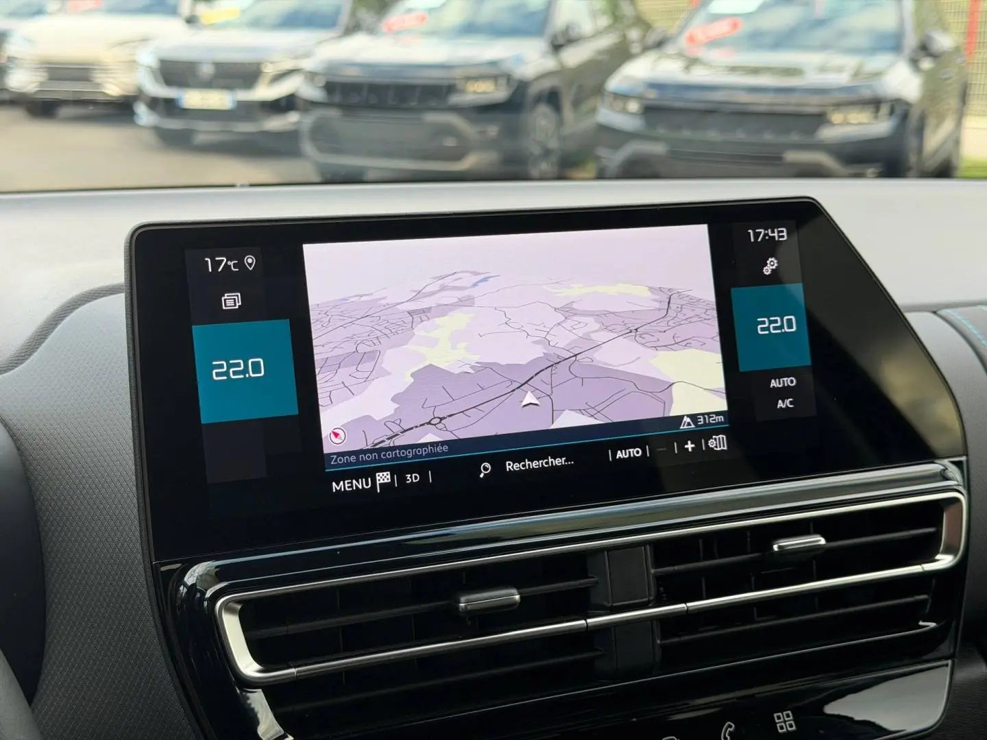 Vue intérieure centrée sur l'écran tactile du tableau de bord du Citroën C5 Aircross 2025, avec navigation affichée.