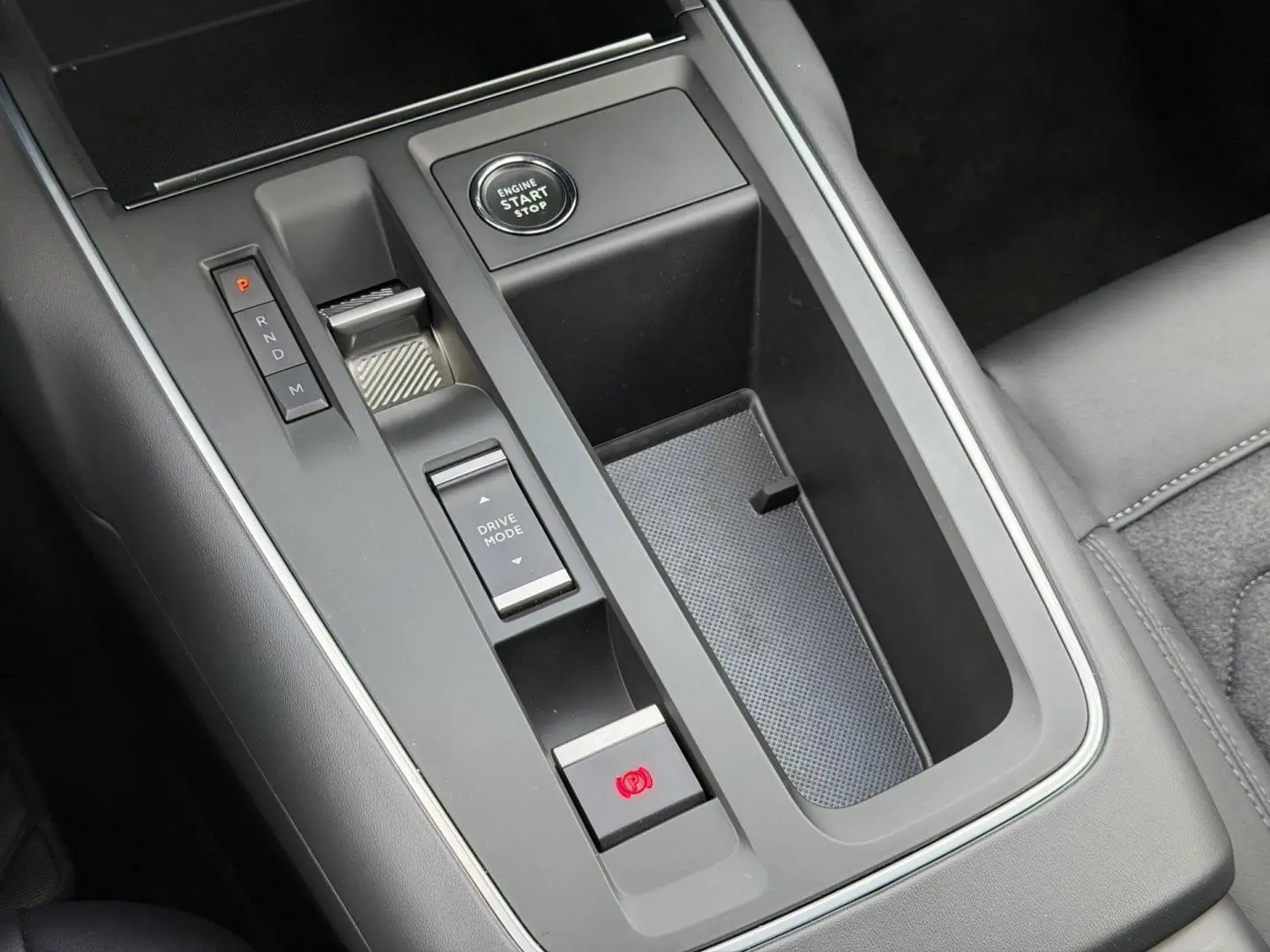 Vue rapprochée de la console centrale noire du Citroën C5 Aircross avec bouton start/stop et commande boîte auto.