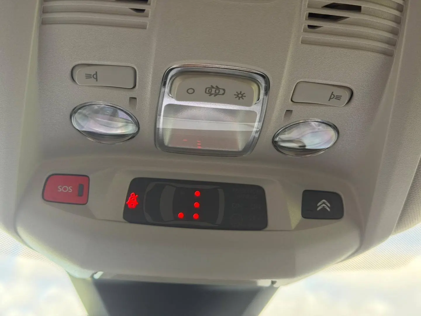 Vue intérieure du plafonnier du Citroën C5 Aircross 2025 avec boutons SOS et éclairage intégré.