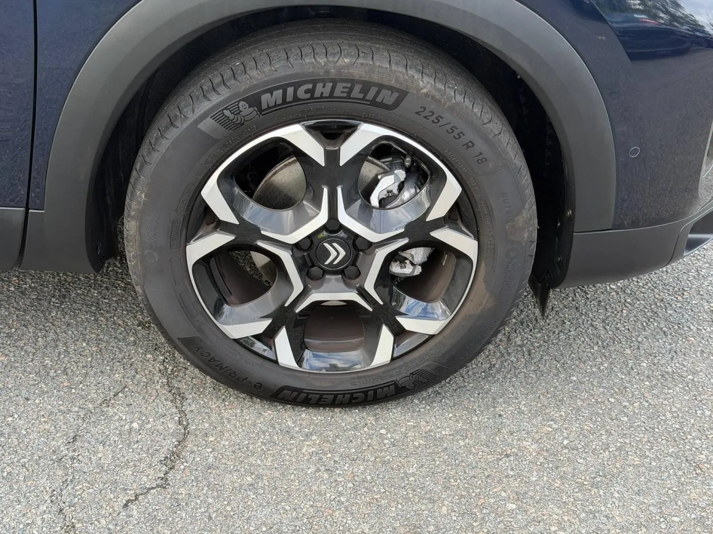 Gros plan sur la roue avant droite du Citroën C5 Aircross Bleu Eclipse avec jante alliage et pneu Michelin.