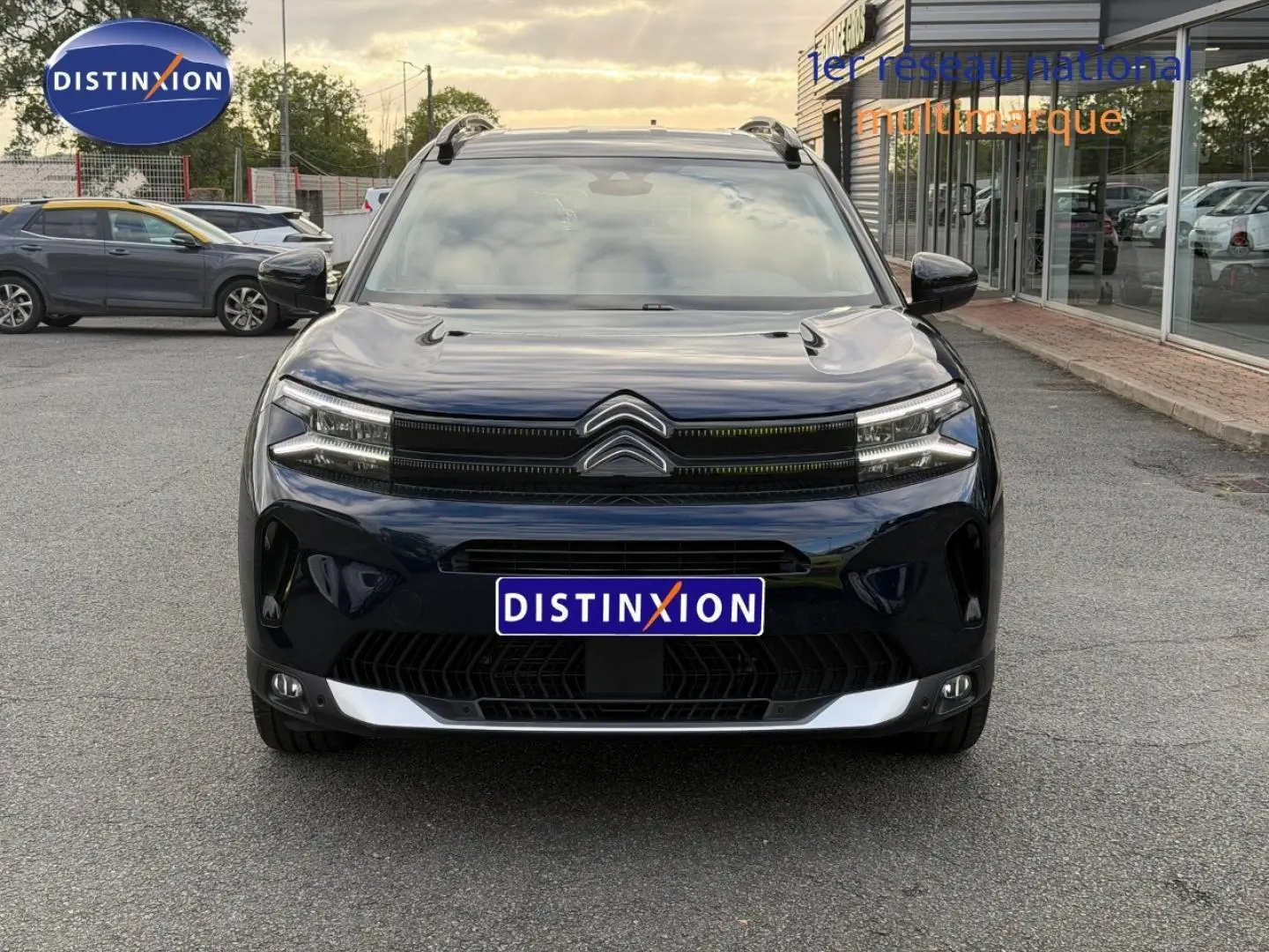 Vue frontale d'un Citroën C5 Aircross Bleu Eclipse avec calandre noire et phares LED allumés.