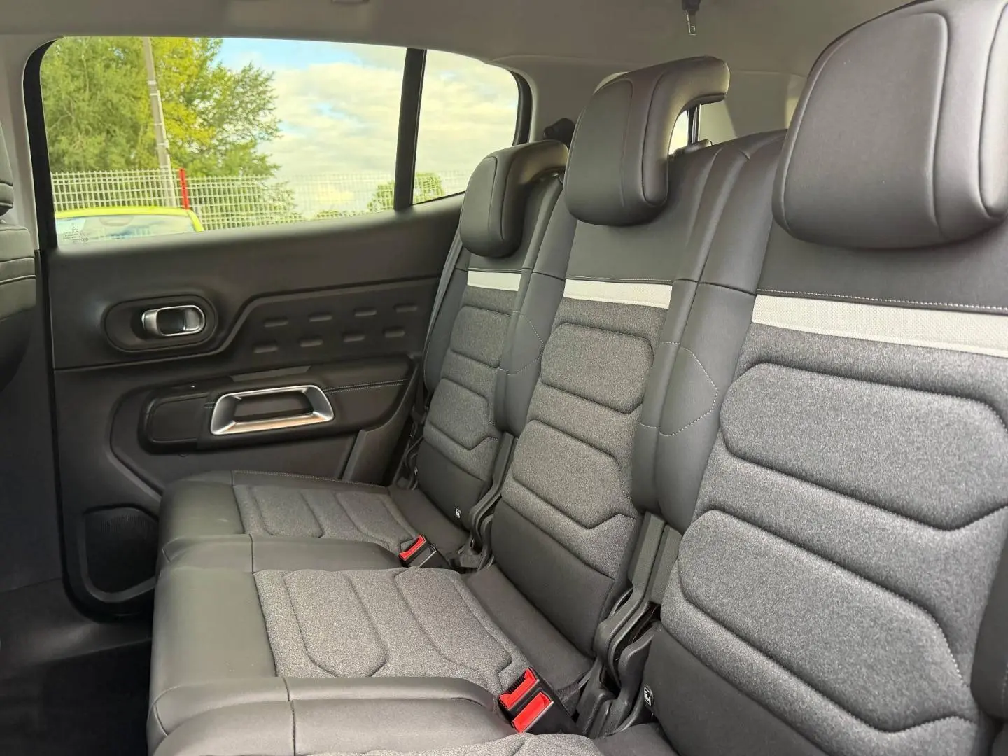 Vue latérale gauche sur la 2e rangée de sièges individuels gris foncé du Citroën C5 Aircross 2025.