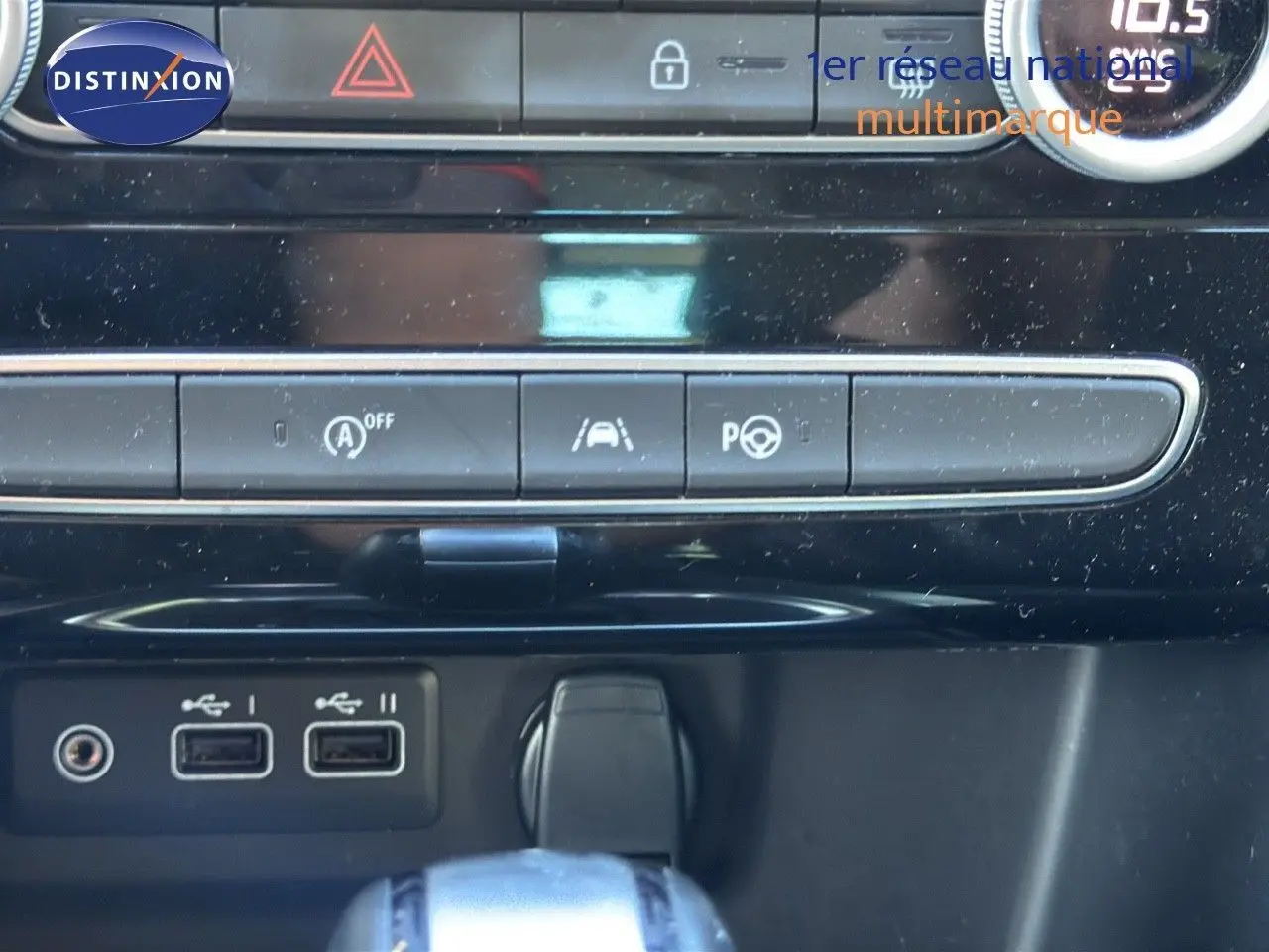 Gros plan sur la console centrale de la Renault Mégane Break 2024, montrant les ports USB et les boutons de contrôle.