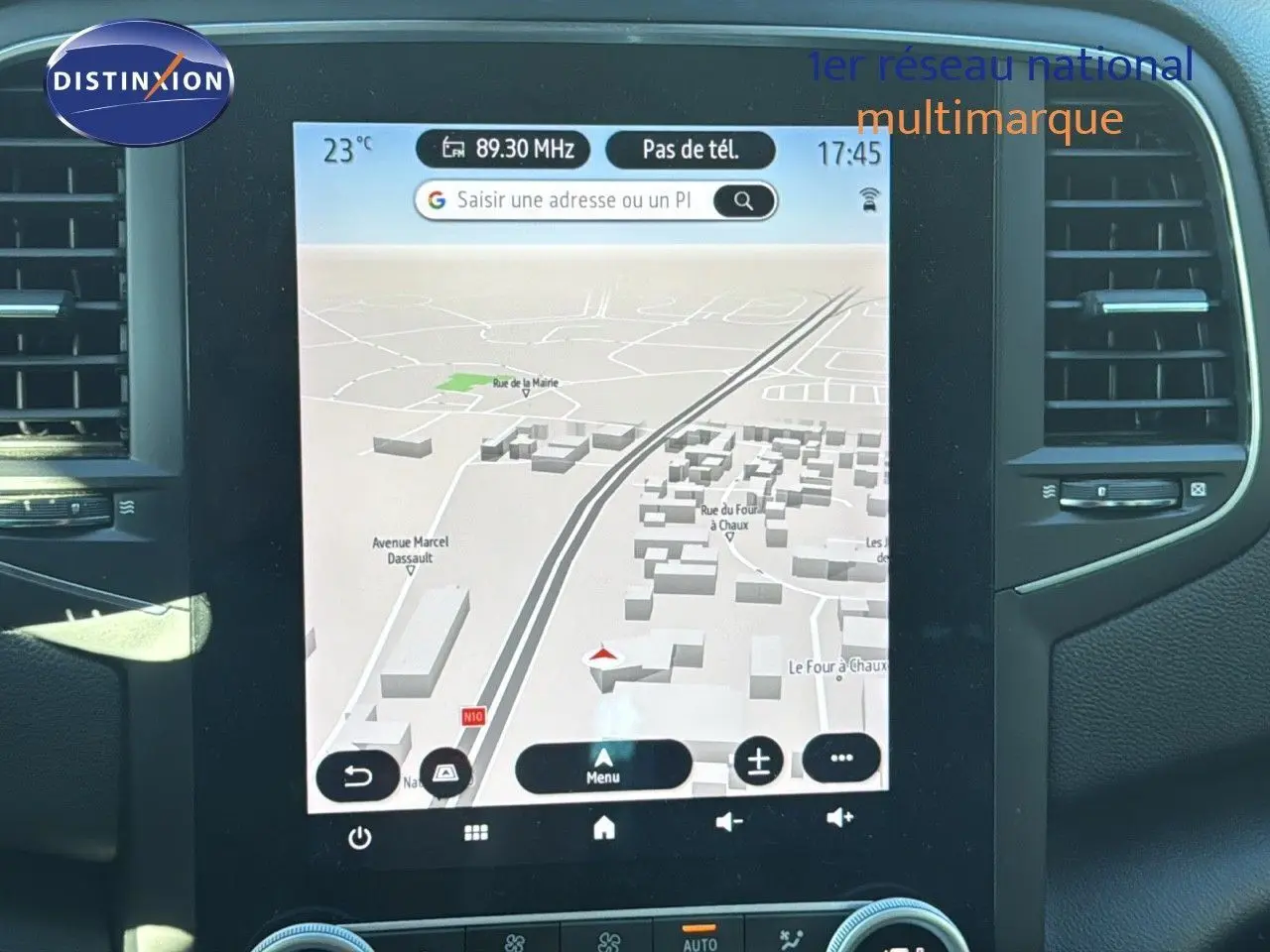 Vue rapprochée de l'écran tactile central du tableau de bord de la Renault Mégane Break gris titanium 2024 affichant la navigation GPS.