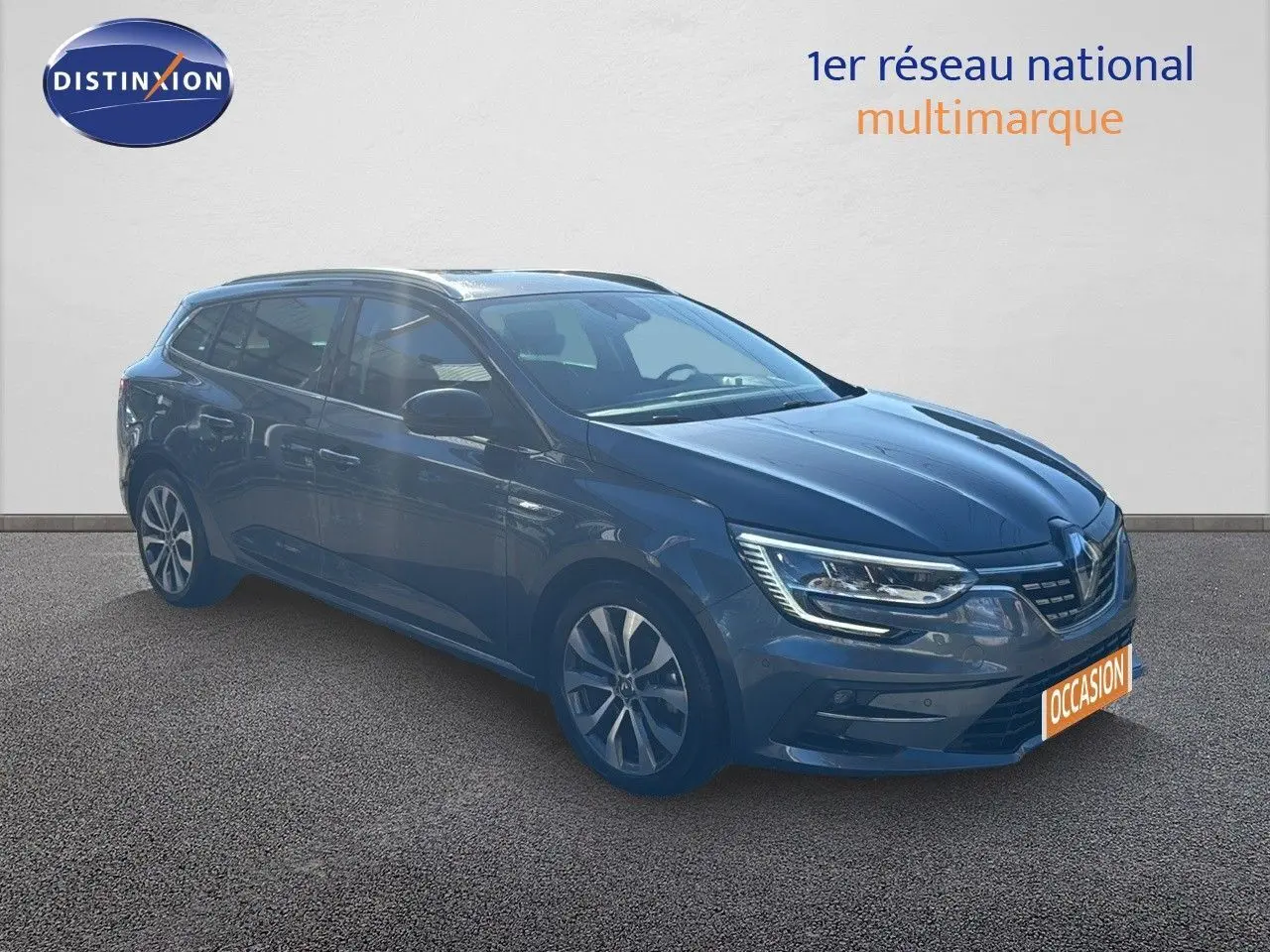 Renault Mégane Break gris titanium métal vue 3/4 avant droit sur fond neutre avec plaque occasion.
