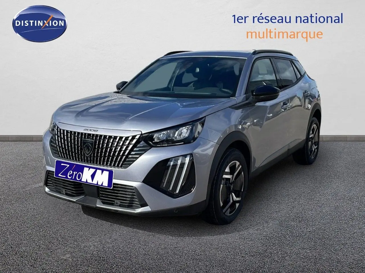 Peugeot 2008 gris Artense métal en 3/4 avant droit, avec calandre verticale et feux LED distinctifs.