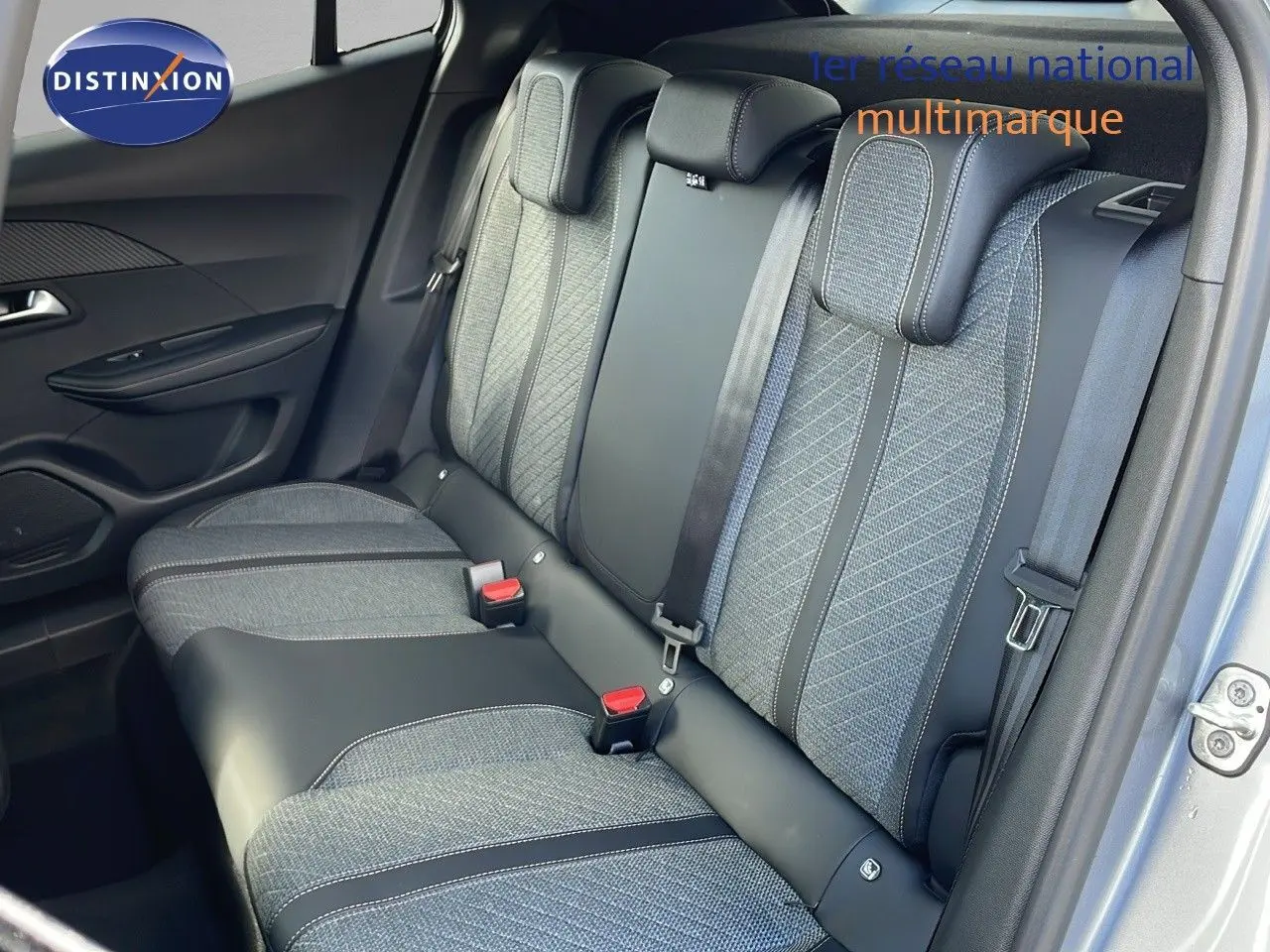 Banquette arrière en tissu gris et cuir noir du Peugeot 2008 2025, vue côté droit avec portière ouverte.