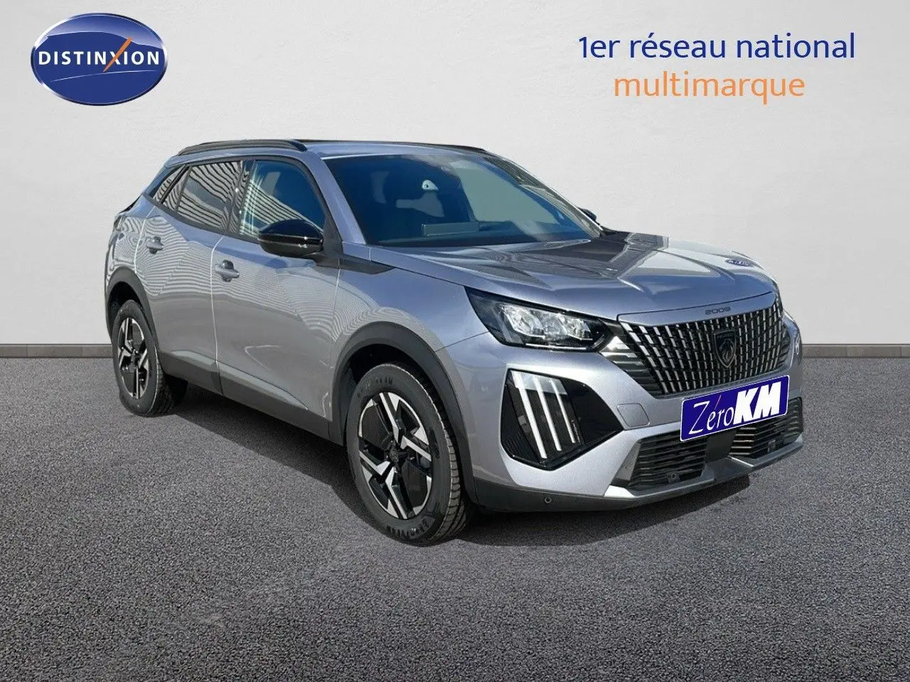 Peugeot 2008 gris Artense métal en 3/4 avant droit, avec calandre noire et feux LED distinctifs.