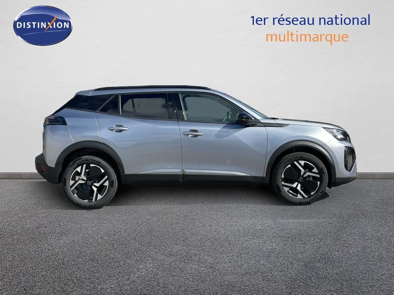 Profil côté gauche du Peugeot 2008 2025 gris Artense métal avec toit noir et jantes alliage bicolores.
