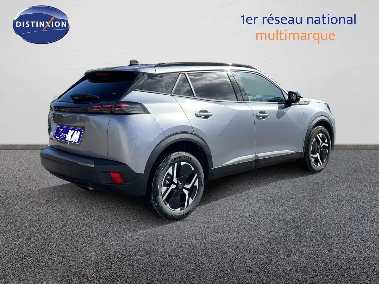 Peugeot 2008 gris Artense métal vue 3/4 arrière droit, soulignant ses lignes modernes et ses jantes bicolores.