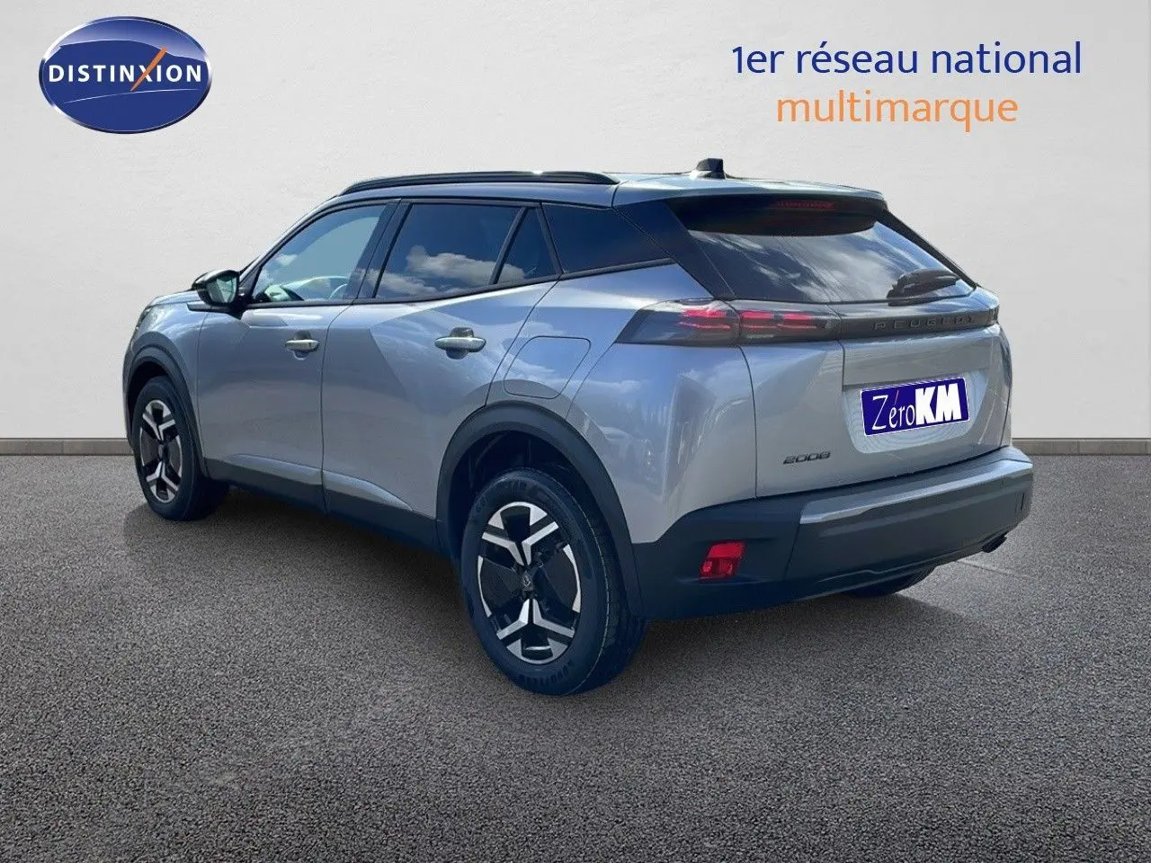 Peugeot 2008 gris Artense métal en 3/4 arrière droit, soulignant ses feux LED et jantes bi-ton.