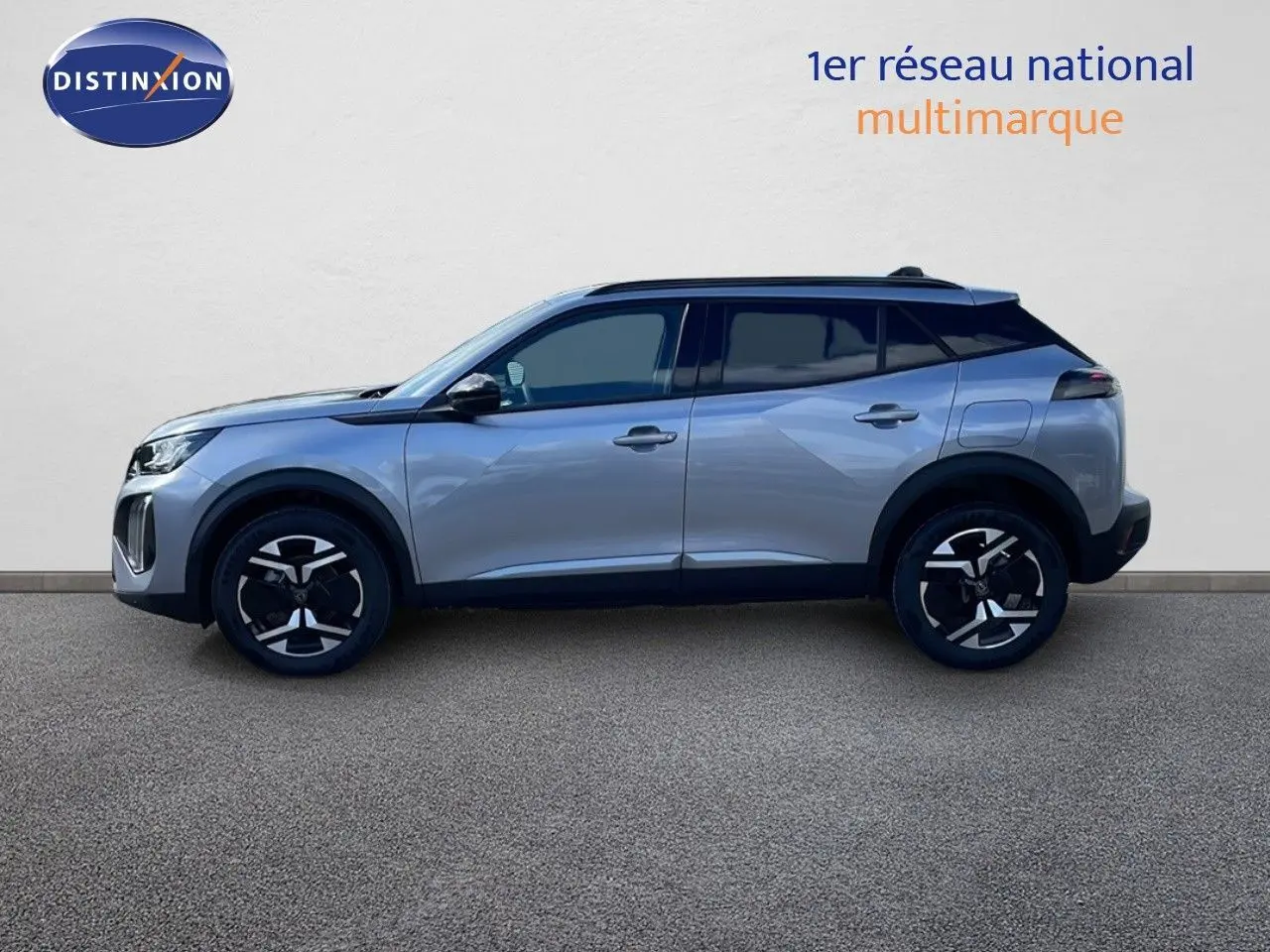 Profil droit du Peugeot 2008 1.2 PureTech 100ch gris Artense métal avec jantes noires et toit noir contrasté.