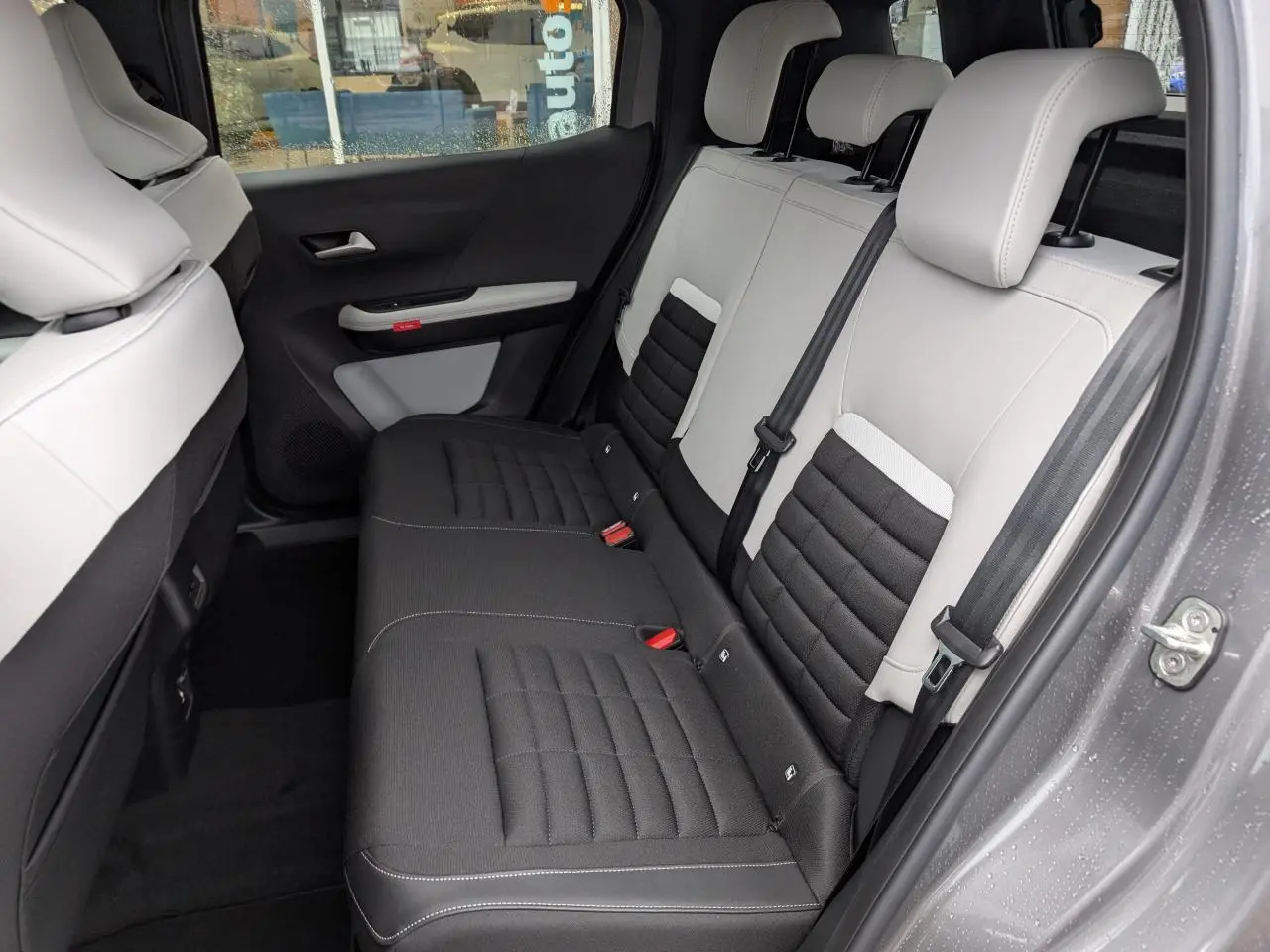 Vue intérieure côté droit des sièges arrière bicolores noir et gris du Citroën C3 Aircross gris métallisé 2025.