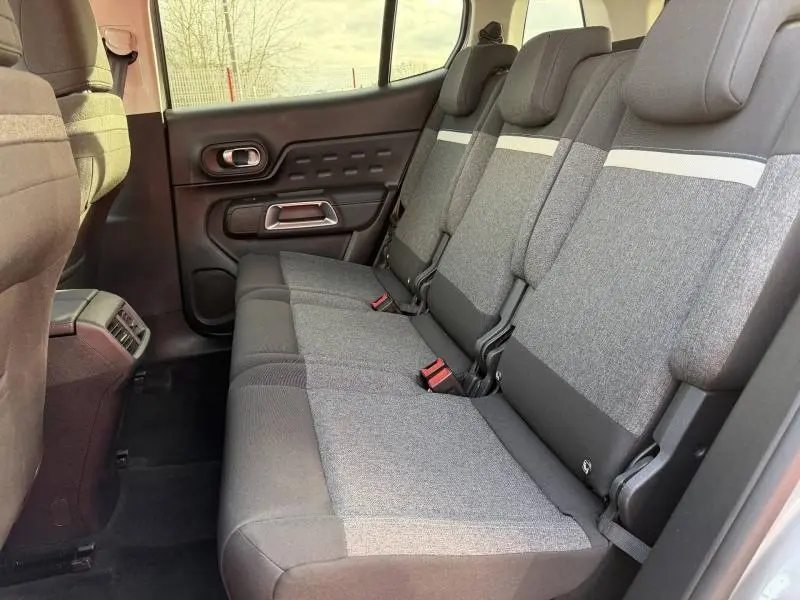 Vue intérieure côté droit des sièges arrière gris du Citroën C5 Aircross 2024 avec détails de la porte et appuie-têtes.