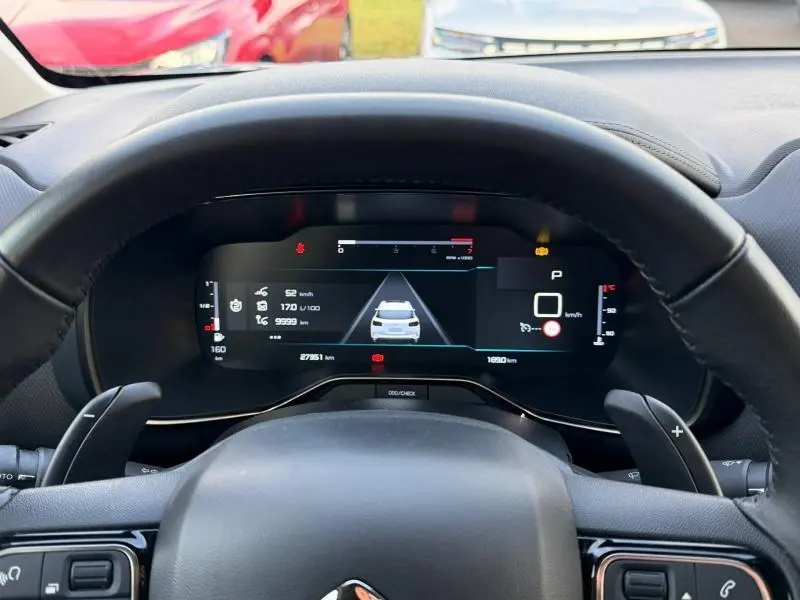 Vue depuis le poste de conduite du tableau de bord numérique du Citroën C5 Aircross gris 2024 avec affichage digital moderne.