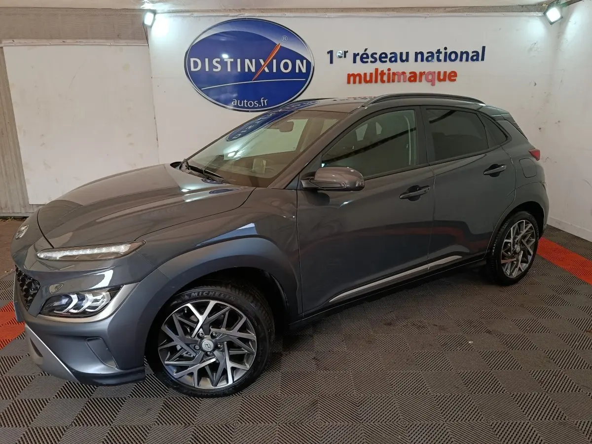 Vue 3/4 avant droit du Hyundai Kona gris foncé 2023 avec jantes alliage et feux LED distinctifs.