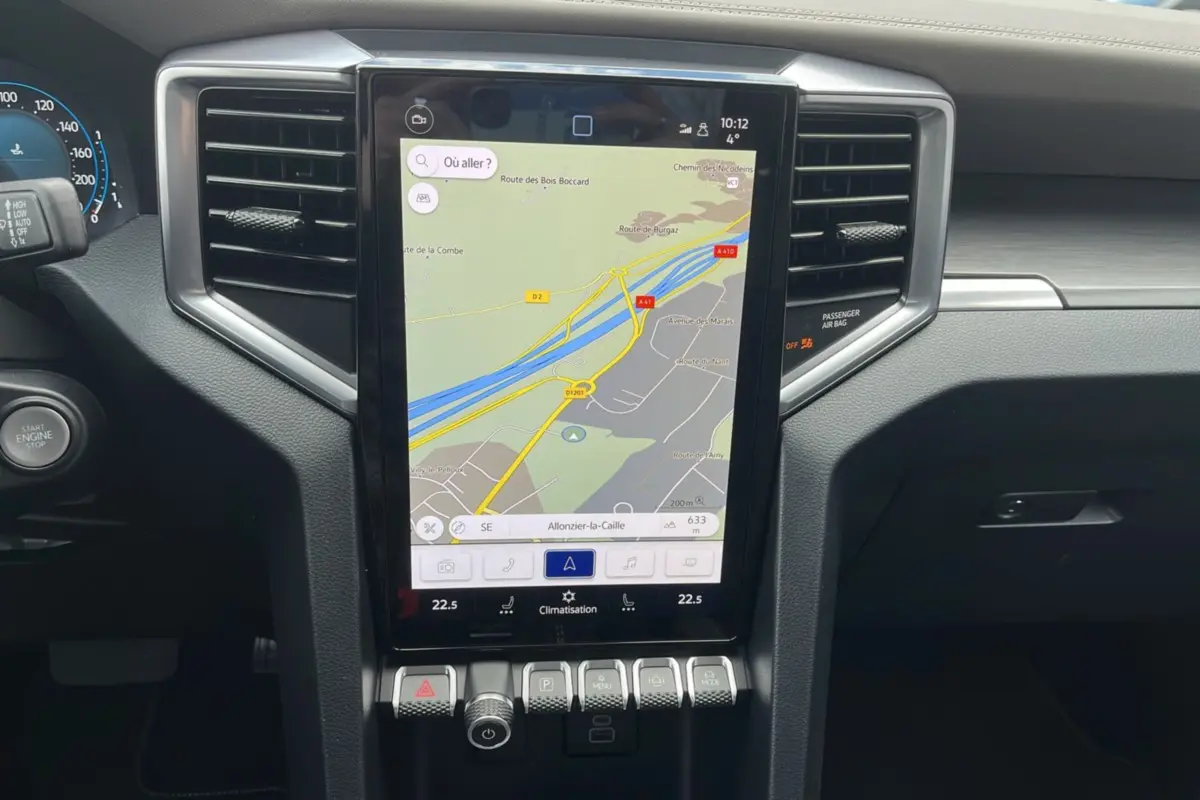 Vue intérieure centrée sur l’écran tactile vertical du tableau de bord du Volkswagen Amarok noir 2025.