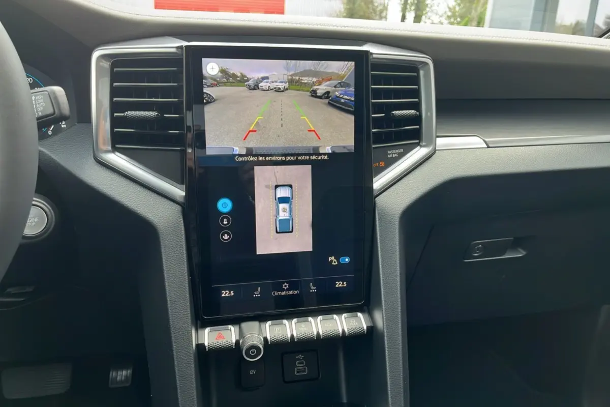 Vue rapprochée de la console centrale tactile du Volkswagen Amarok Simple Cabine noir, affichant la caméra 360° et commandes climatisation.