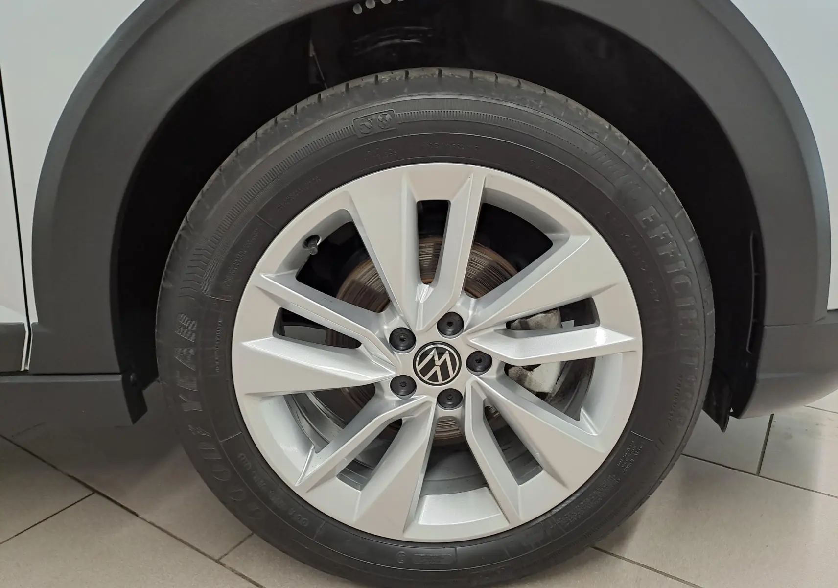 Gros plan sur la roue avant droite du Volkswagen Taigo 2025 en peinture métallisée Reflet d'argent avec jante alliage.