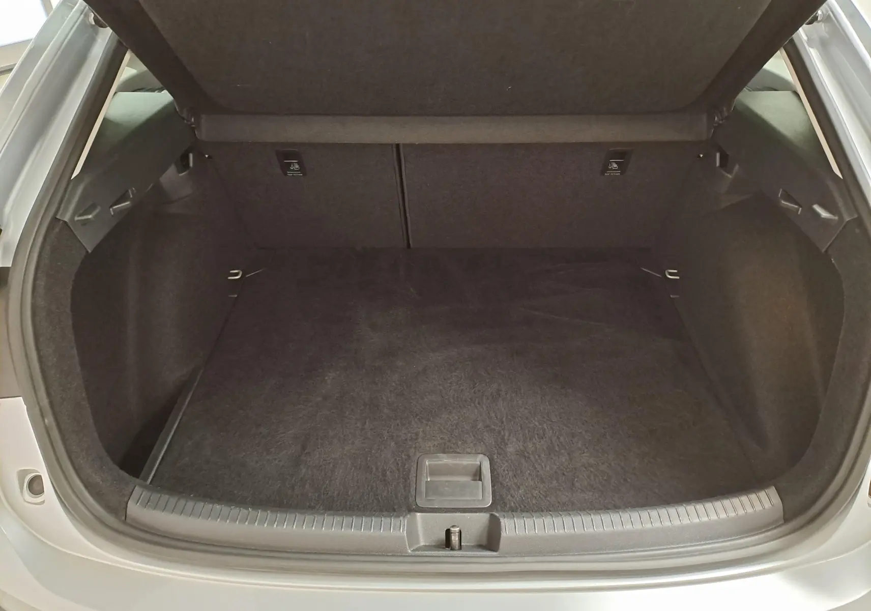 Coffre ouvert vu de l'arrière d'un Volkswagen Taigo 2025 couleur Reflet d'argent avec intérieur noir.