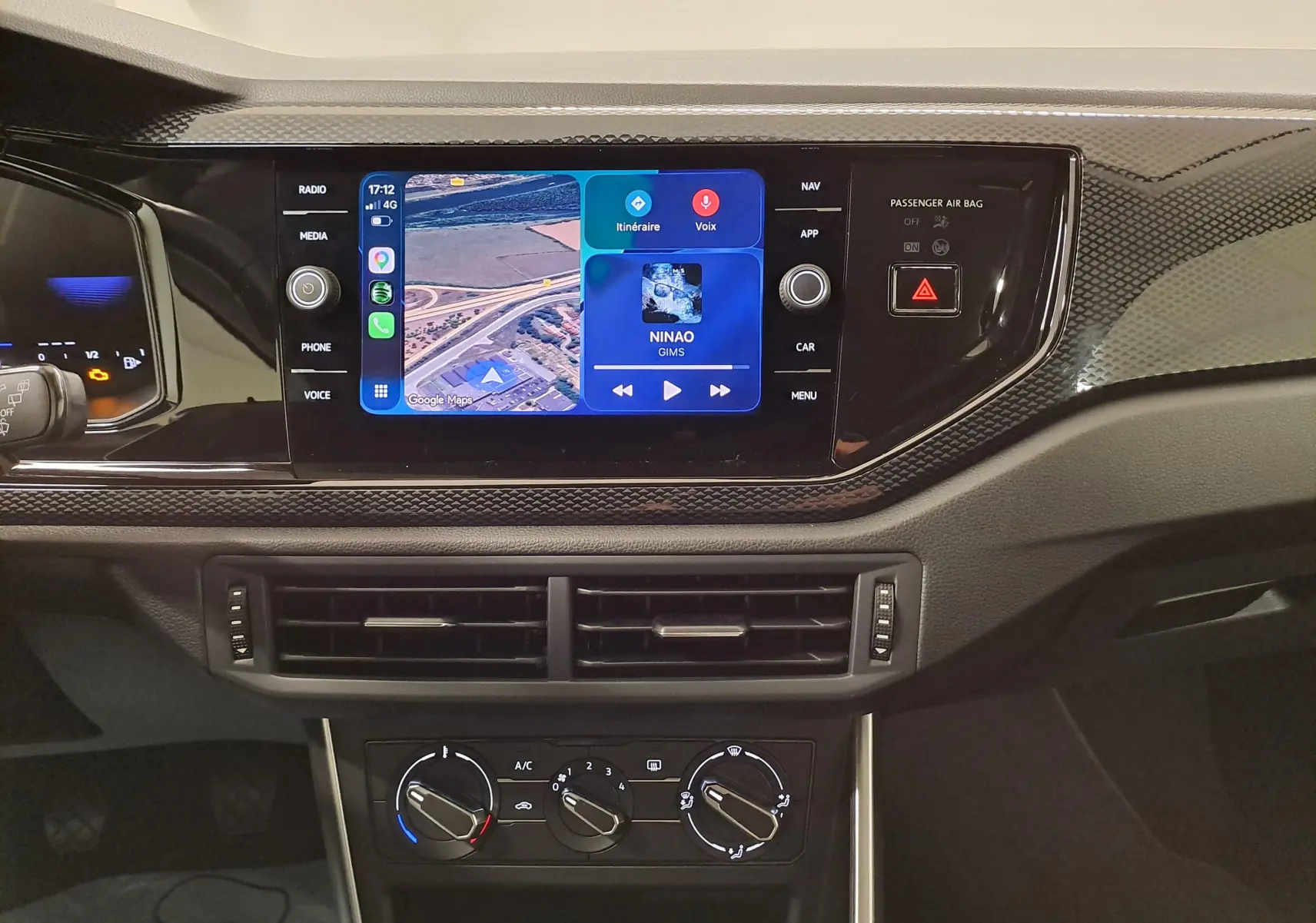 Vue intérieure du tableau de bord du Volkswagen Taigo 2025 avec écran tactile central affichant navigation et musique.