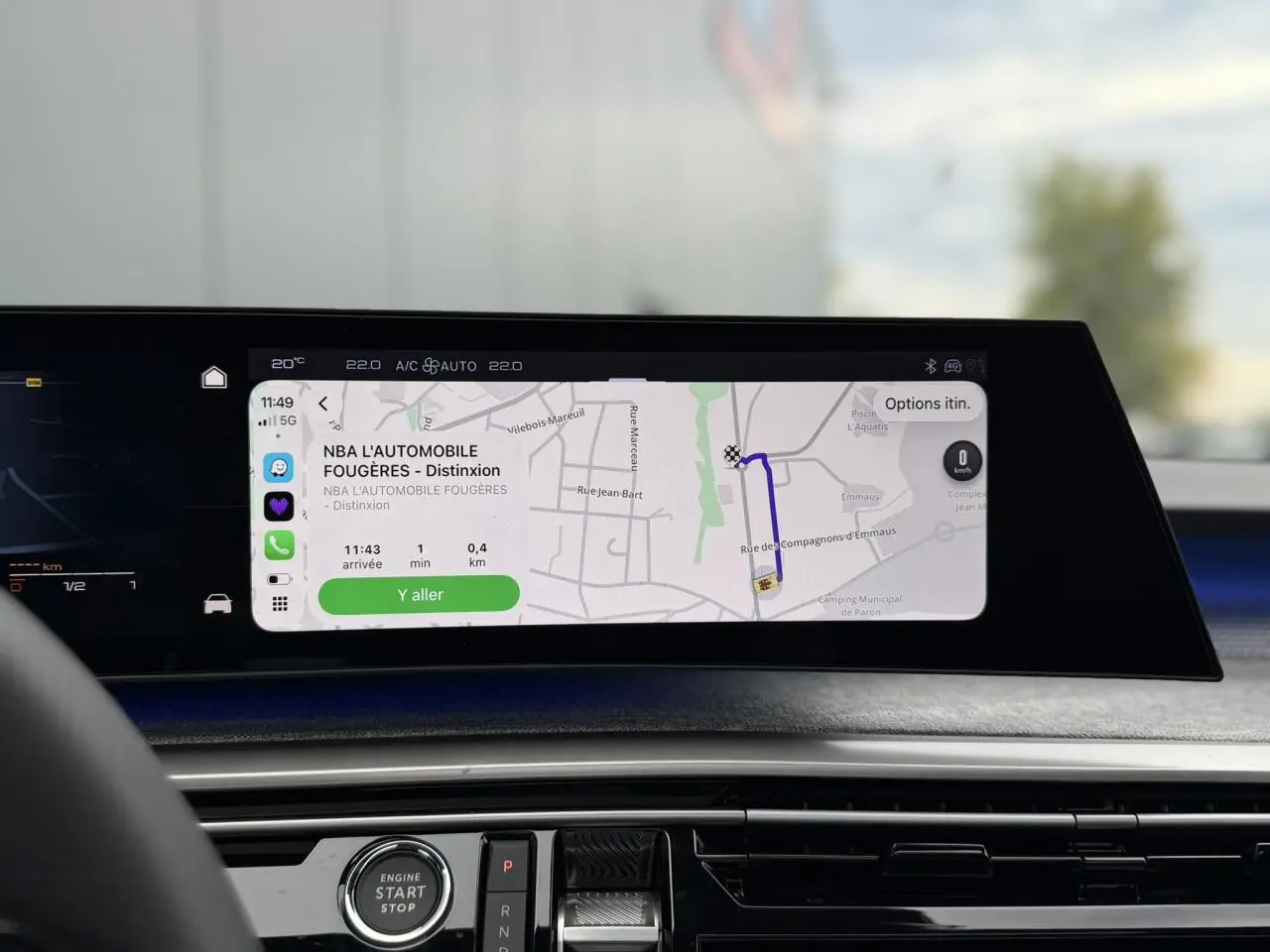 Vue intérieure du tableau de bord du Peugeot 3008 Hybrid GT 2026, écran tactile affichant la navigation GPS.