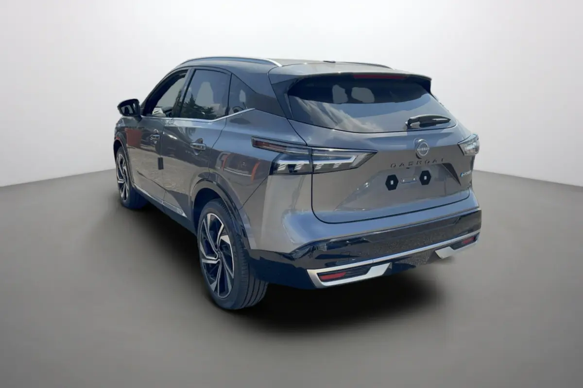 Vue 3/4 arrière droite d'un Nissan Qashqai E-POWER 205 Tekna Plus gris squale avec jantes alu 20 pouces et vitres surteintées.