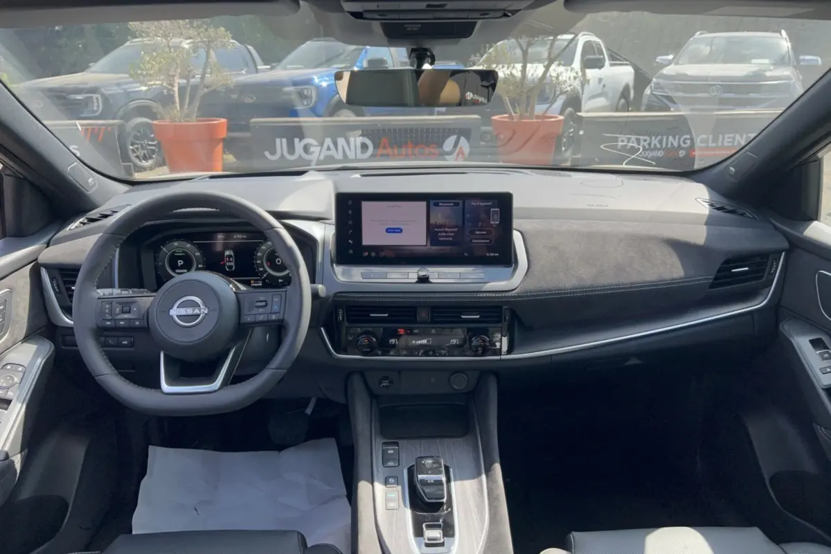 Vue avant de l’habitacle du Nissan Qashqai E-POWER 205 Tekna Plus, tableau de bord moderne avec écran tactile central.