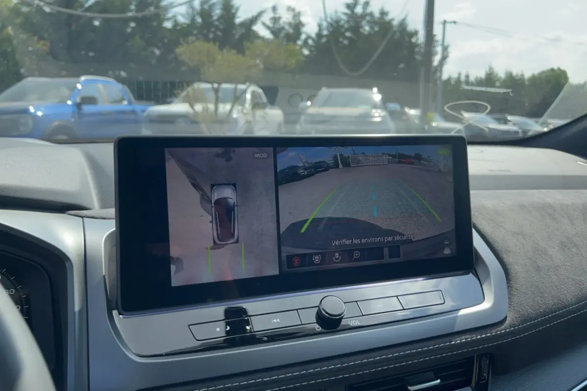 Vue du tableau de bord du Nissan Qashqai E-POWER 205 Tekna Plus 2026, écran multimédia affichant la caméra 360° en marche.