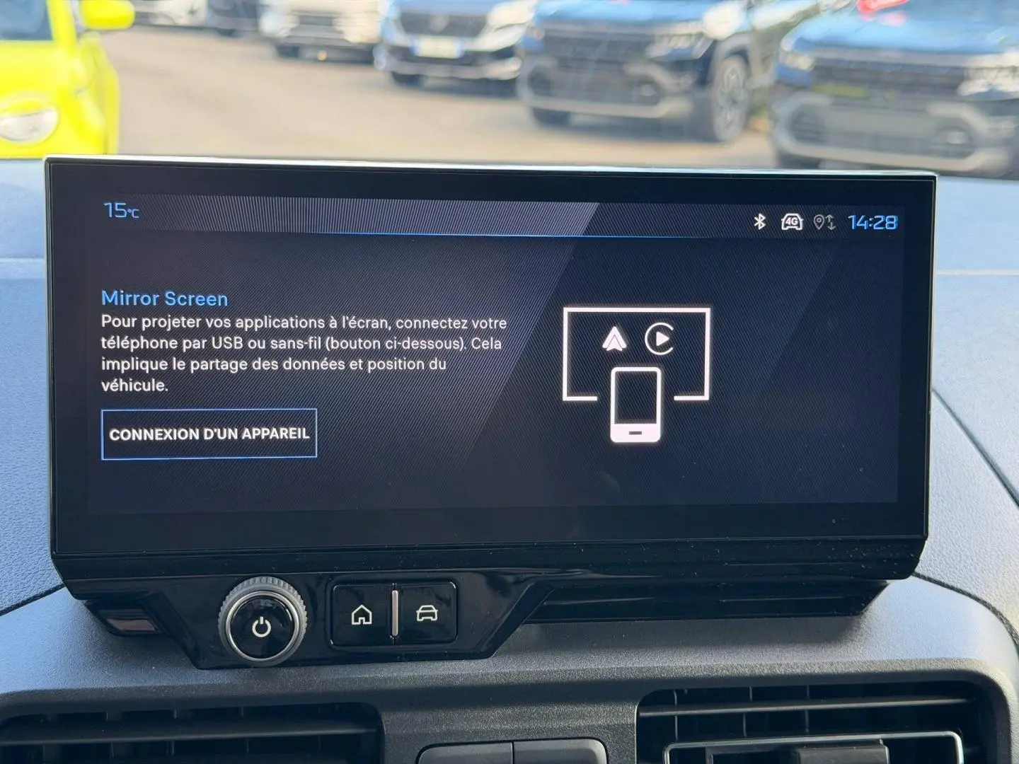 Écran tactile central du Peugeot Partner 2026 affichant l'interface Mirror Screen, vue intérieure frontale.